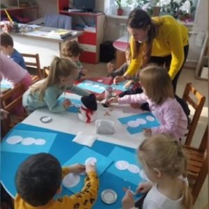 Copiii din grupa nr.4 „Albinuța” au fost familiarizați cu tema: „Iarna bine ai venit!”