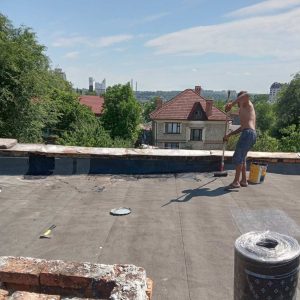 În continuare se desfăşoară lucrările de reparaţie a acoperişului (luni – miercuri)