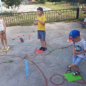 Desenatul cu creta pe asfalt le poate trezi curiozitatea copiiilor