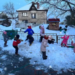 Copiii aşteaptă cu nerăbdare prima ninsoare şi căderea primilor fulgi de nea