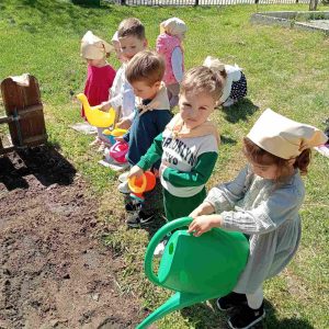 Grupa nr.5 a II-a mică „Licuricii” au fost încântați să participe la munca în grădina de zarzavat al IÎP Grădiniţa nr.73