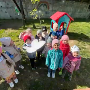 Copiii au plantat copăcei