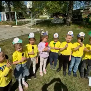 Este minunat să vezi cât de implicați sunt copiii în grădinărit!